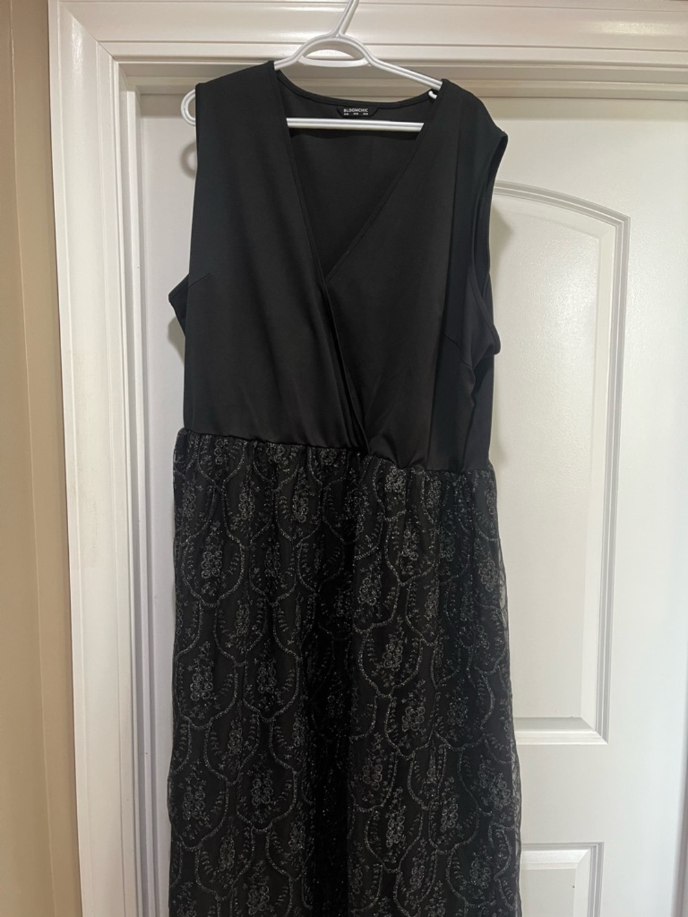 BloomChic Black Sleeveless V-Neck Midi Dress